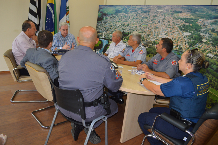 Leia mais sobre o artigo Prefeito e Secretário recebem forças armadas da cidade; Geraldo pede atenção especial ao combate às drogas