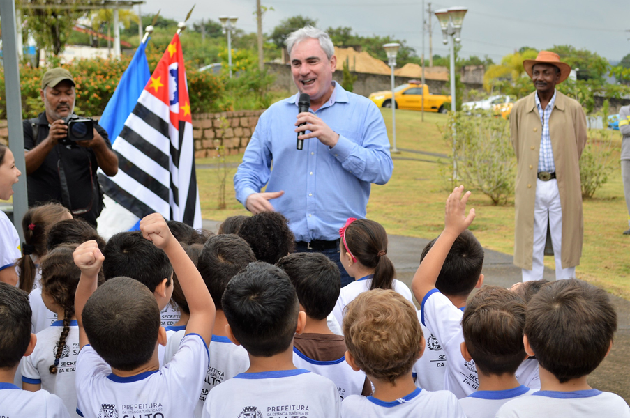 Leia mais sobre o artigo Prefeitura faz ato cívico e recoloca bandeira no Jardim da Luz