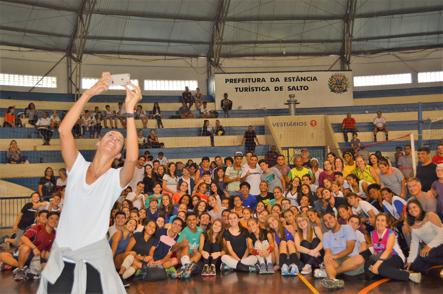 Leia mais sobre o artigo Clínica de vôlei com bicampeã olímpica reúne centenas de pessoas no Ginásio Municipal