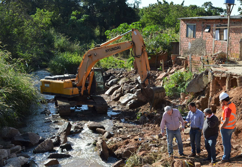 Leia mais sobre o artigo Prefeito Geraldo Garcia vistoria início das obras na ponte da Estrada Guarujá