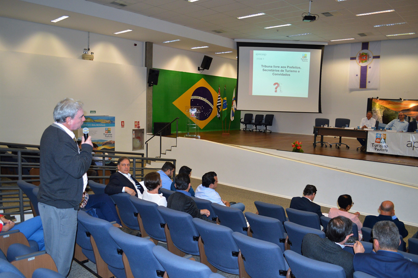 Leia mais sobre o artigo Prefeito Geraldo Garcia participa de encontro da Aprecesp; após evento, secretário de Estado visitou a cidade