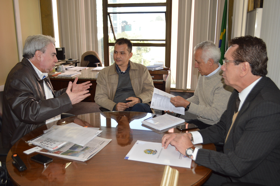 Leia mais sobre o artigo Prefeito discute retirada de areia no fundo do campo do Avenida