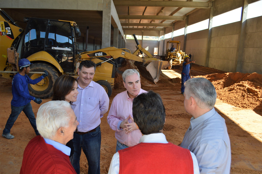 Leia mais sobre o artigo Prefeito acompanha visita às obras do Supermercado São Vicente