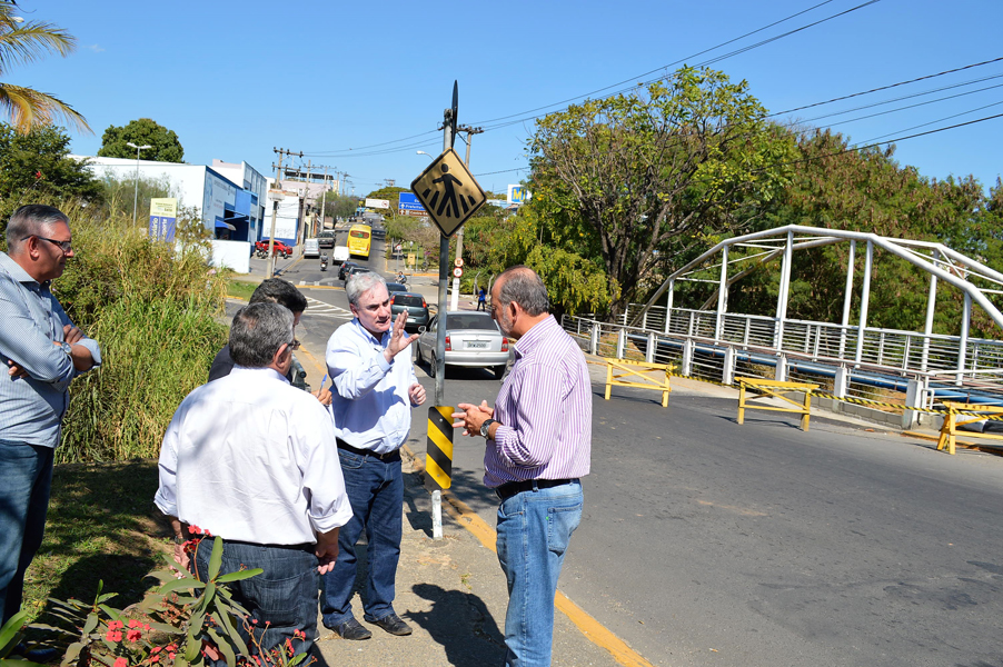 Leia mais sobre o artigo Trecho da Av. Getúlio Vargas é interditado; parte da ponte sobre o córrego D´Ajudante corre risco de ceder