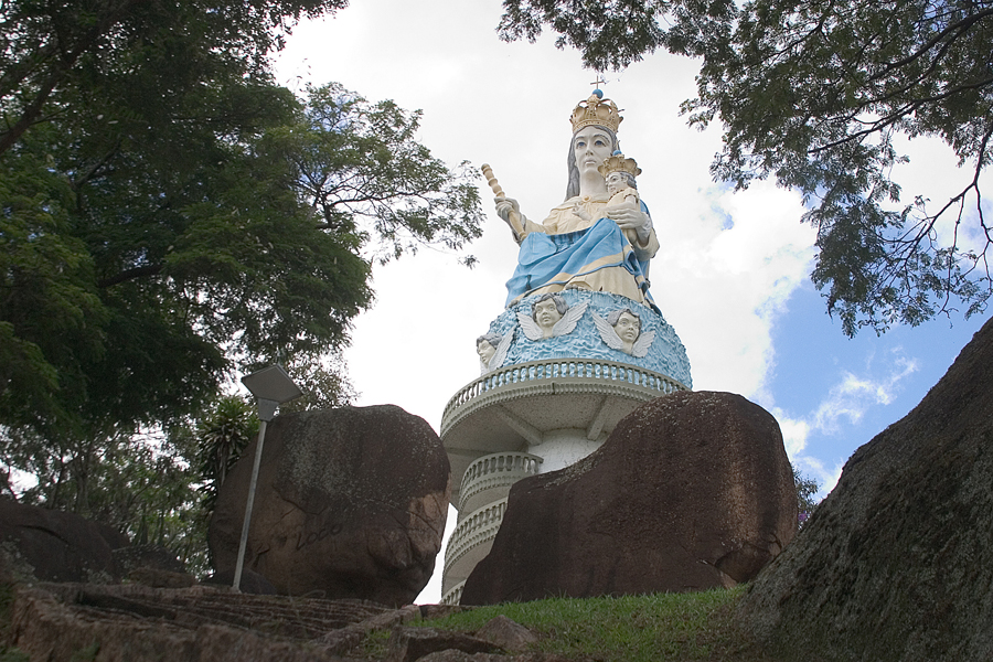 Leia mais sobre o artigo Parceria firmada: empresa privada fará limpeza e pintura de Monumento à Padroeira