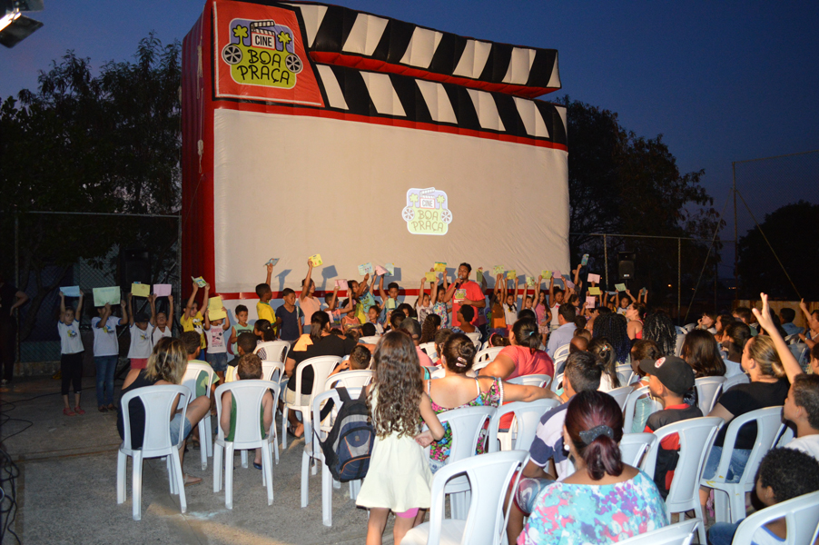 Leia mais sobre o artigo Cine Boa Praça reúne 1500 pessoas durante exibição de filmes em praça pública