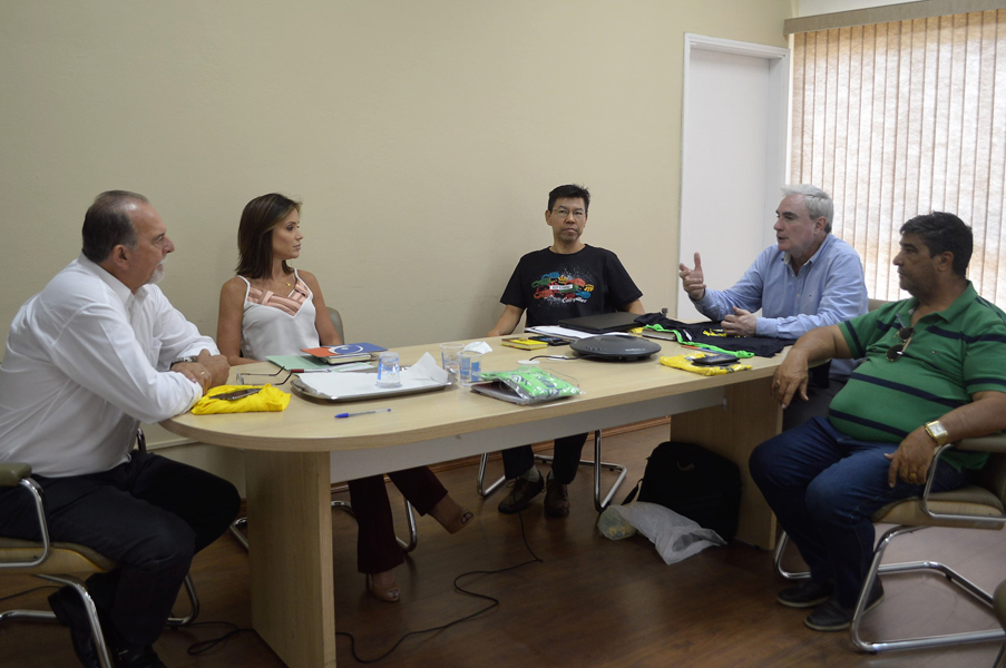 Leia mais sobre o artigo Prefeito recebe organizador de Corrida de Rua de 05 de novembro