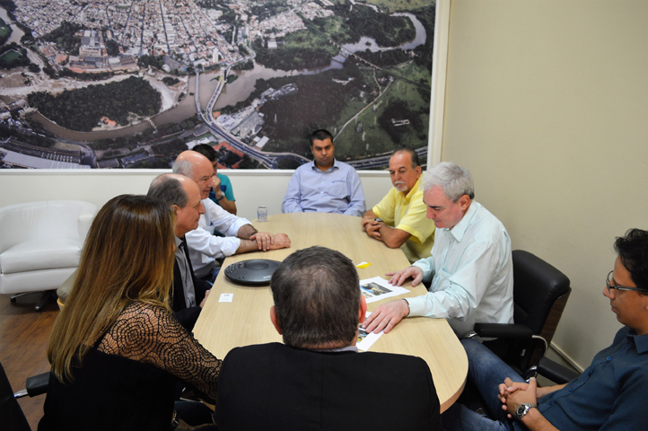 Leia mais sobre o artigo Prefeito recebe deputados e diretor dos Correios para tratar de obras da agência local