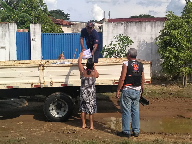 Leia mais sobre o artigo Defesa Civil realiza entrega de donativos a famílias atingidas pela cheia do Rio Buru