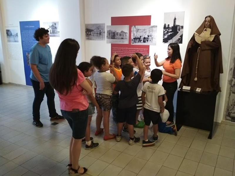 Leia mais sobre o artigo Escolas municipais visitam o Museu da Cidade de Salto “Ettore Liberalesso”