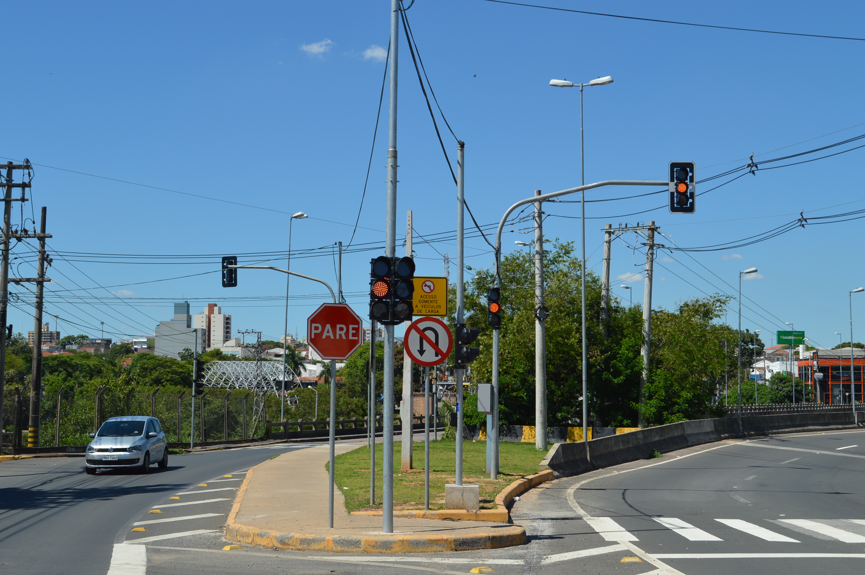 Leia mais sobre o artigo Novo semáforo é instalado na Ponte Estaiada