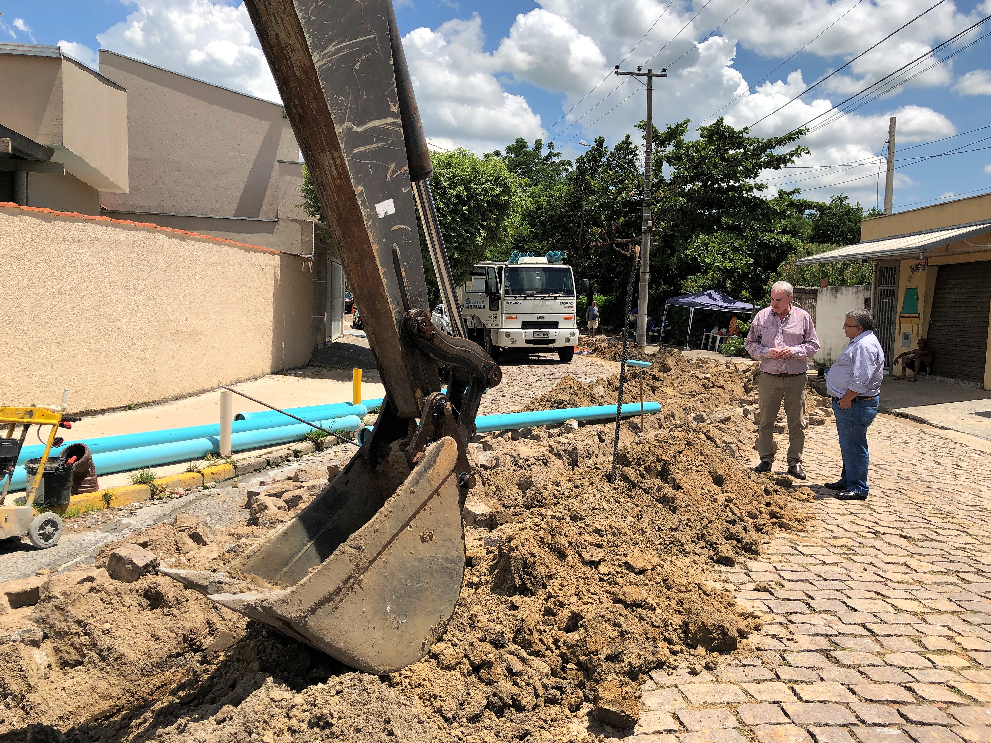 Leia mais sobre o artigo Prefeito vistoria obras para melhoria na distribuição de água no Santa Marta