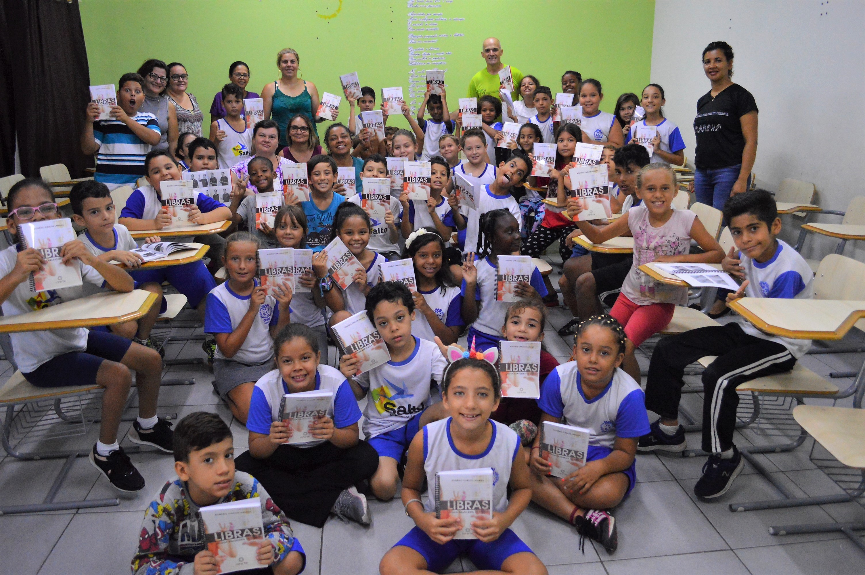 Leia mais sobre o artigo Projeto piloto de Libras inicia na unidade escolar Cemus I