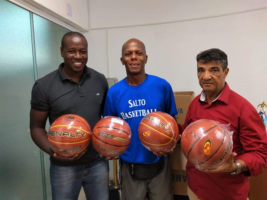 Leia mais sobre o artigo Entrega de material esportivo para o time de Basquete