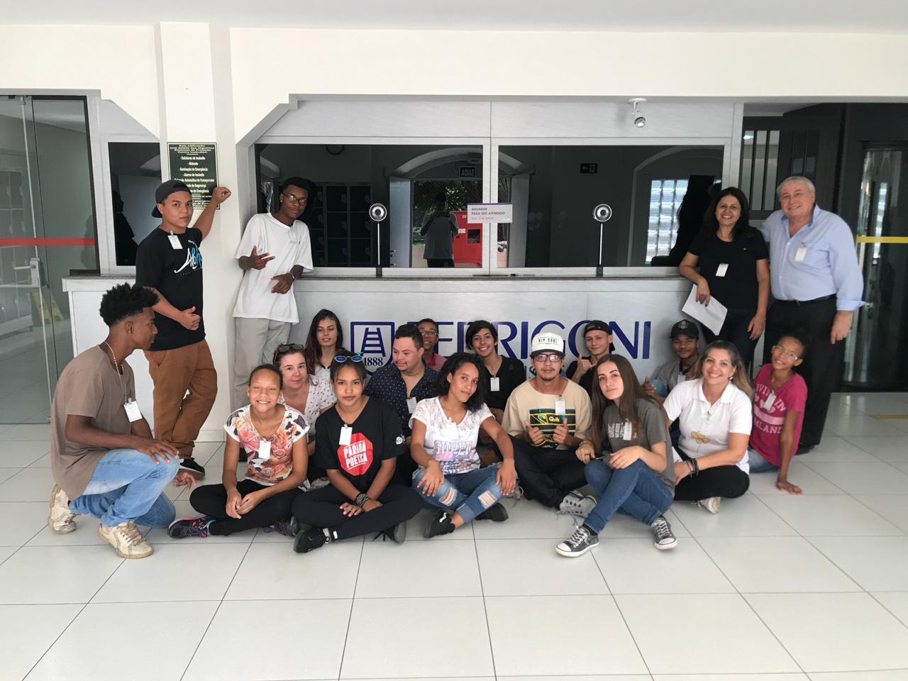 Leia mais sobre o artigo Jovens do Cras Santa Cruz visitam empresa Fedrigoni, em Salto