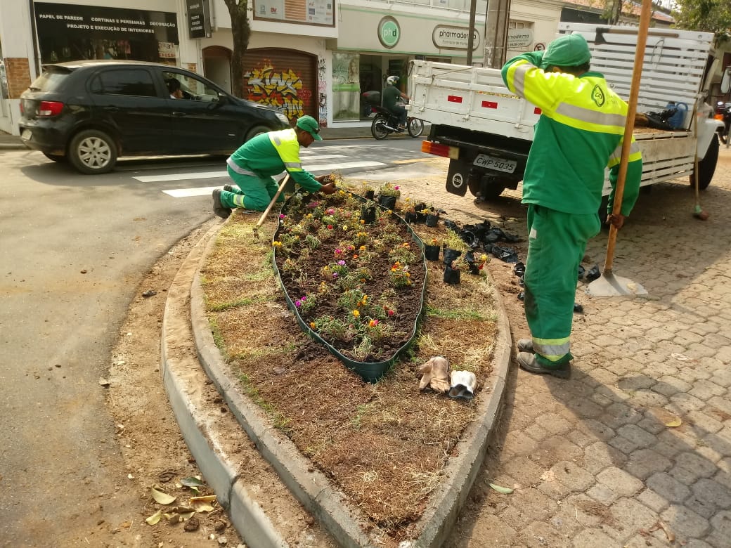 Leia mais sobre o artigo Canteiros passam por revitalização na Av. Dom Pedro e 9 de Julho