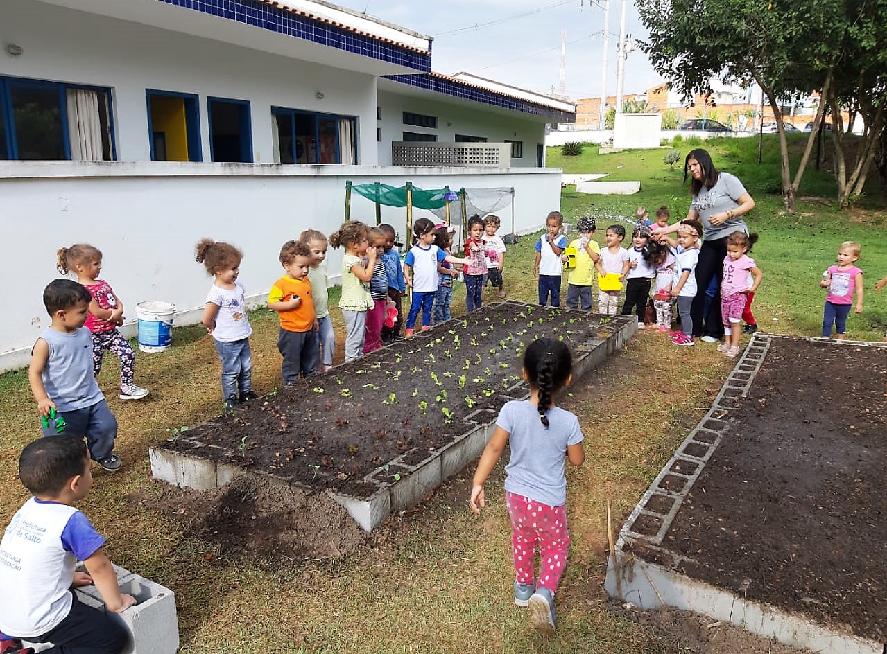 Leia mais sobre o artigo Secretaria de Meio Ambiente cria hortas e realiza plantio com alunos da creche municipal