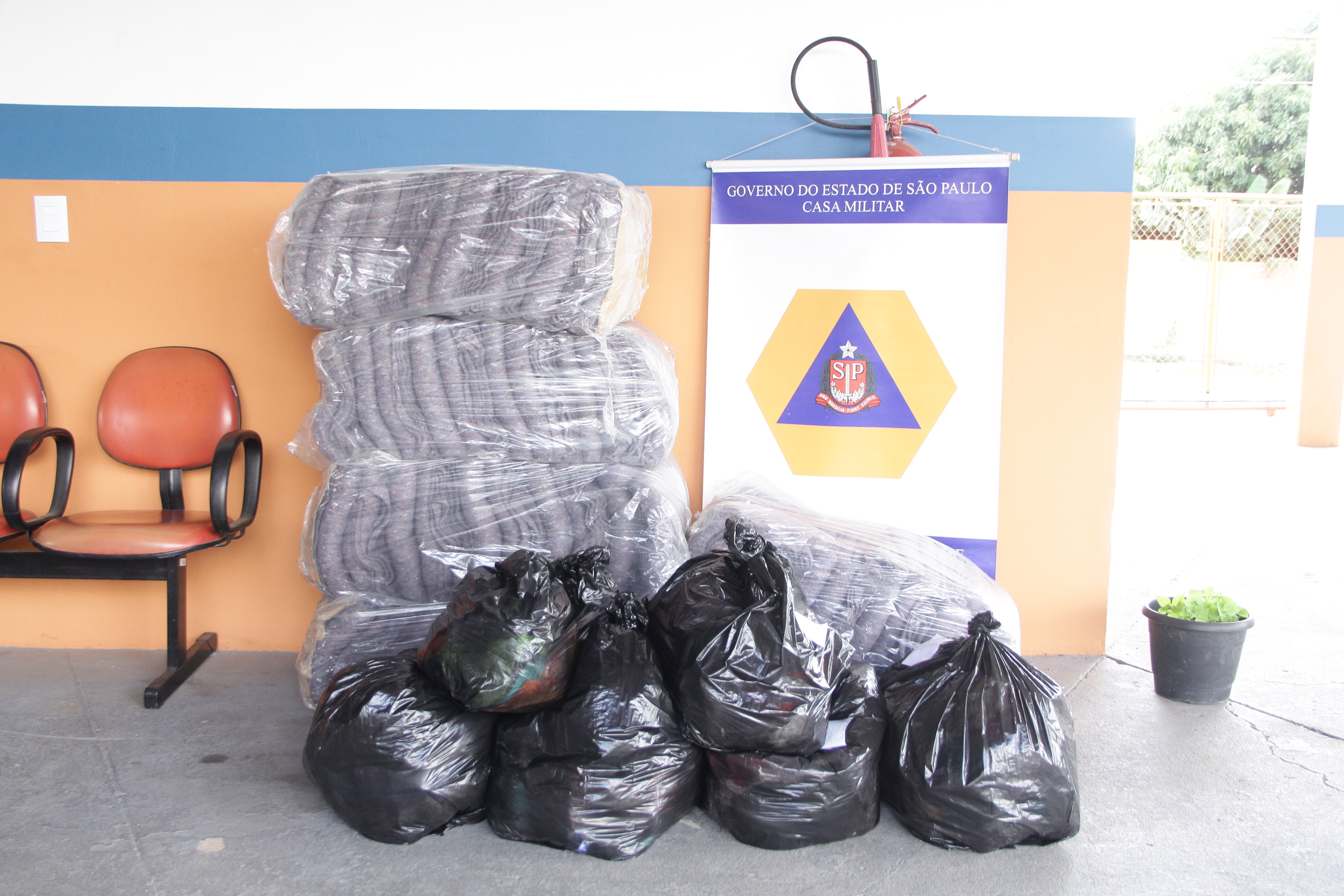 Leia mais sobre o artigo Defesa Civil Recebe doação de cobertores da concessionária AB Colinas