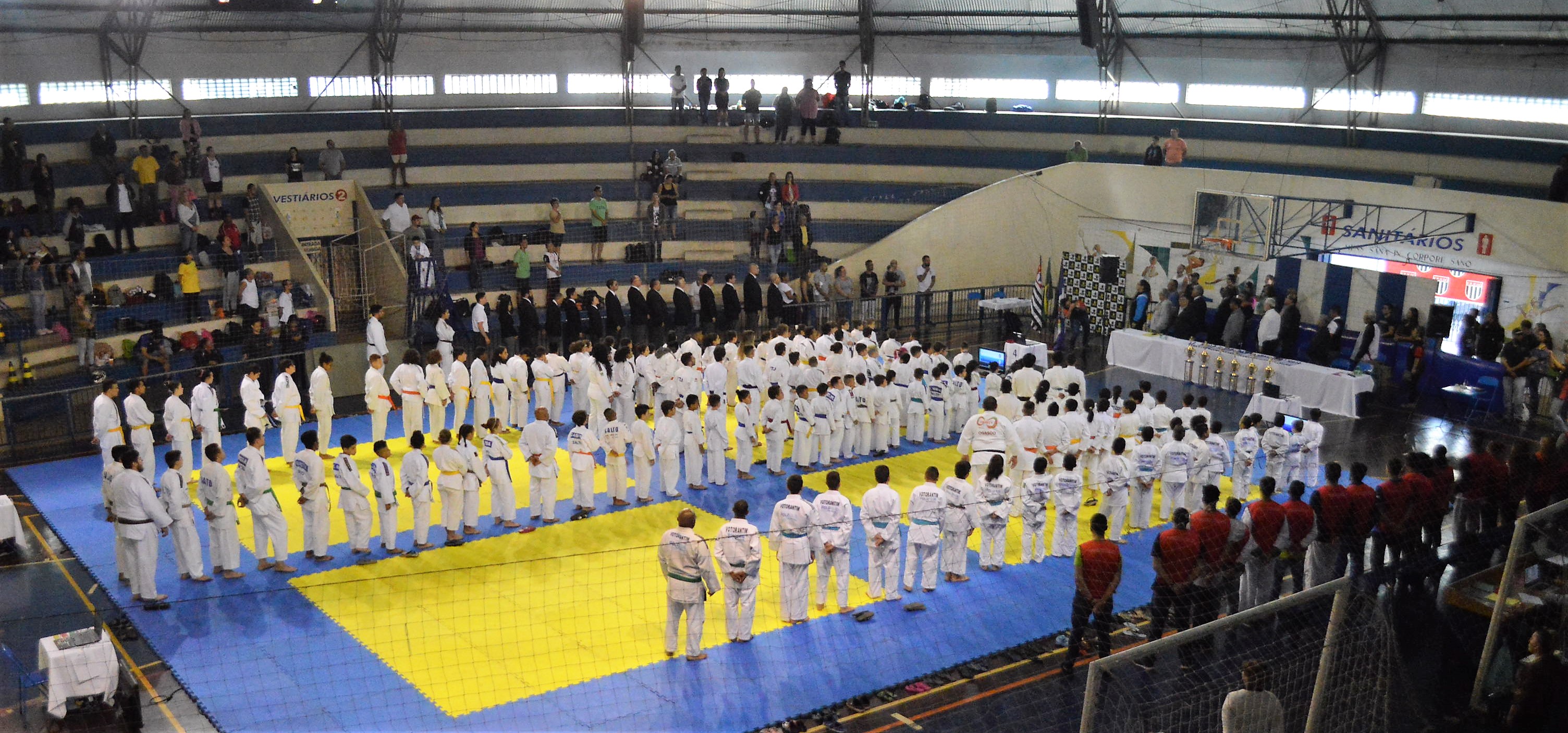 Leia mais sobre o artigo Equipe de Judô de Salto conquista mais de 30 medalhas