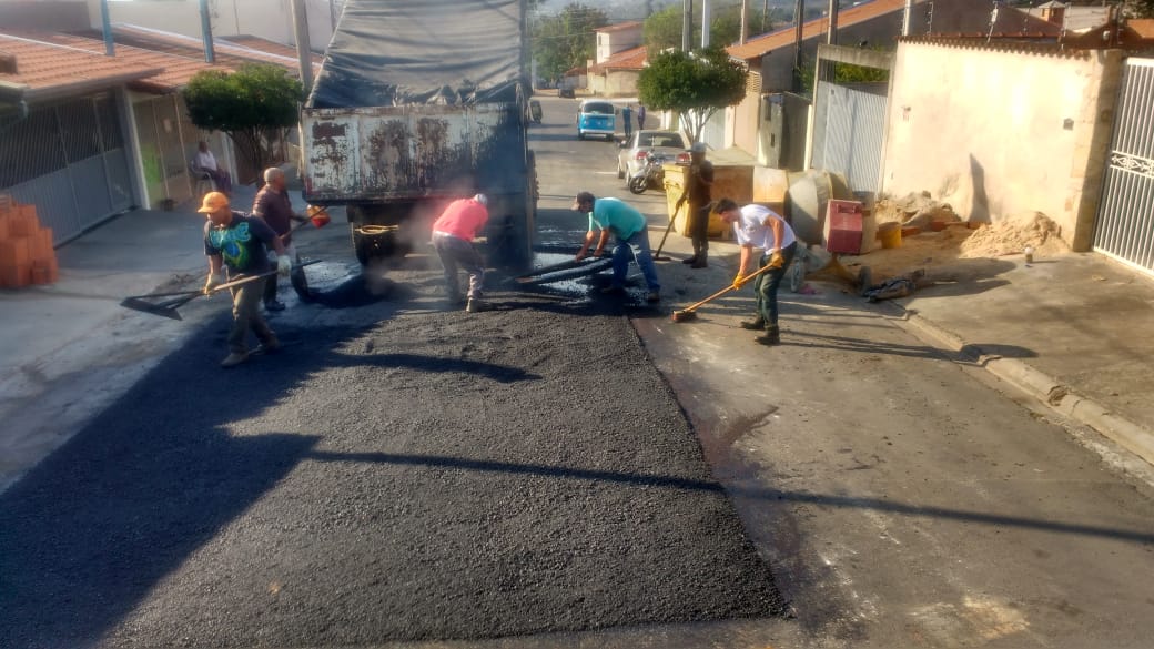 Leia mais sobre o artigo Prefeitura realiza tapa-buracos em diversas ruas entre outros serviços de Obras