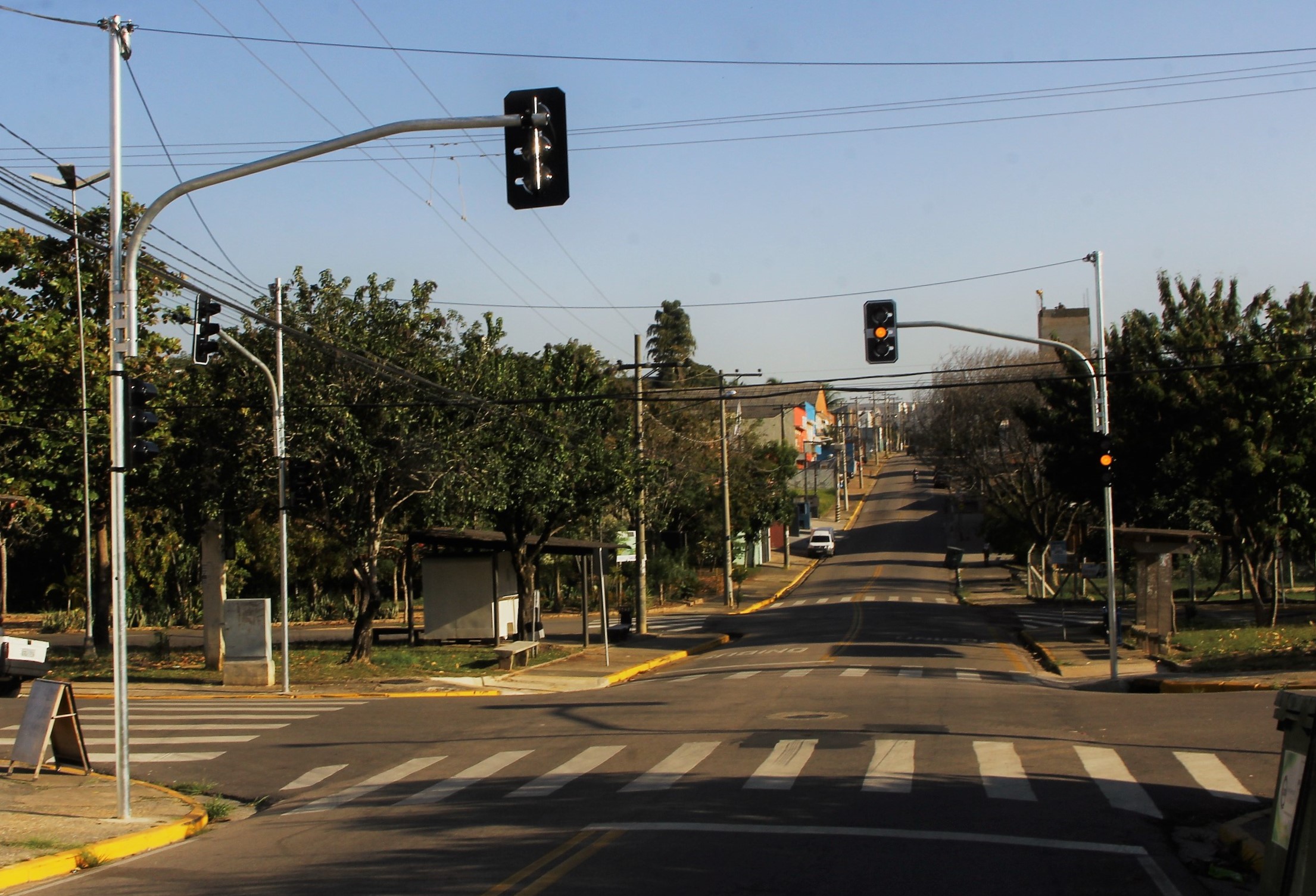 Leia mais sobre o artigo Novo conjunto semafórico passa a funcionar na rua Roque Lazzazera