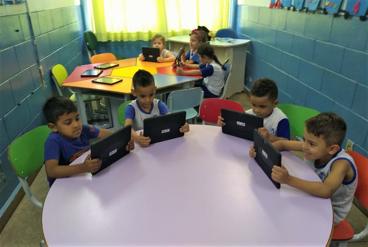 Leia mais sobre o artigo Alunos da rede municipal desenvolvem atividades educacionais por meio de tablets