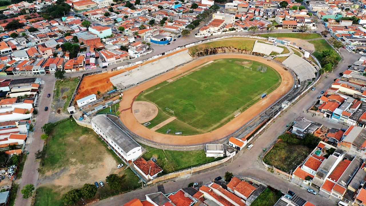 Leia mais sobre o artigo Prefeitura inicia melhorias na pista de atletismo do Estádio Municipal