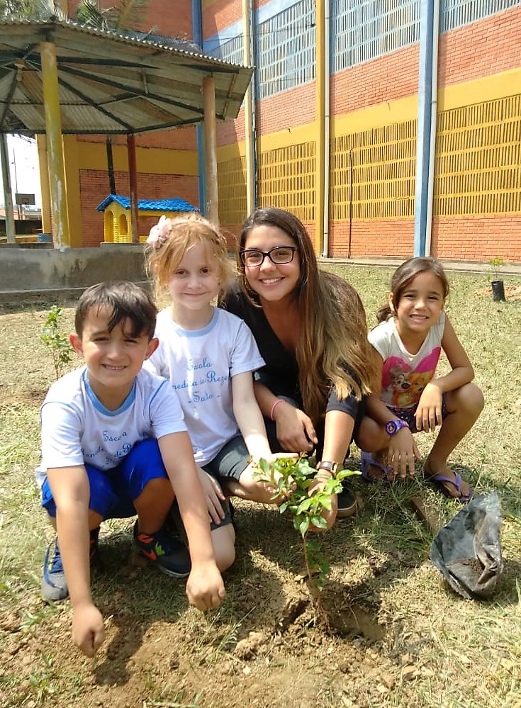 Leia mais sobre o artigo Secretaria auxilia na instalação do Pomar na Escola Profa. Benedita de Rezende