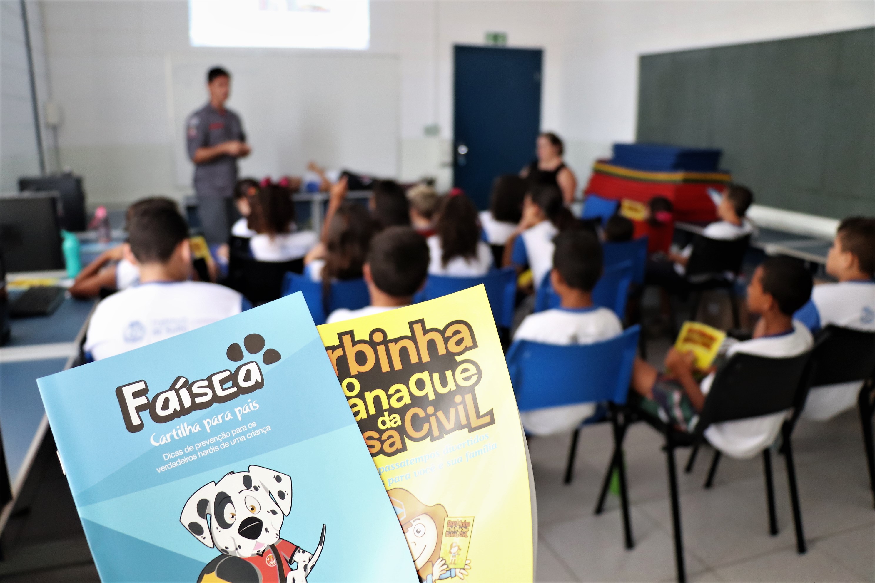 Leia mais sobre o artigo Secretaria da Educação desenvolve projeto educacional “Bombeiro Educador na Escola”