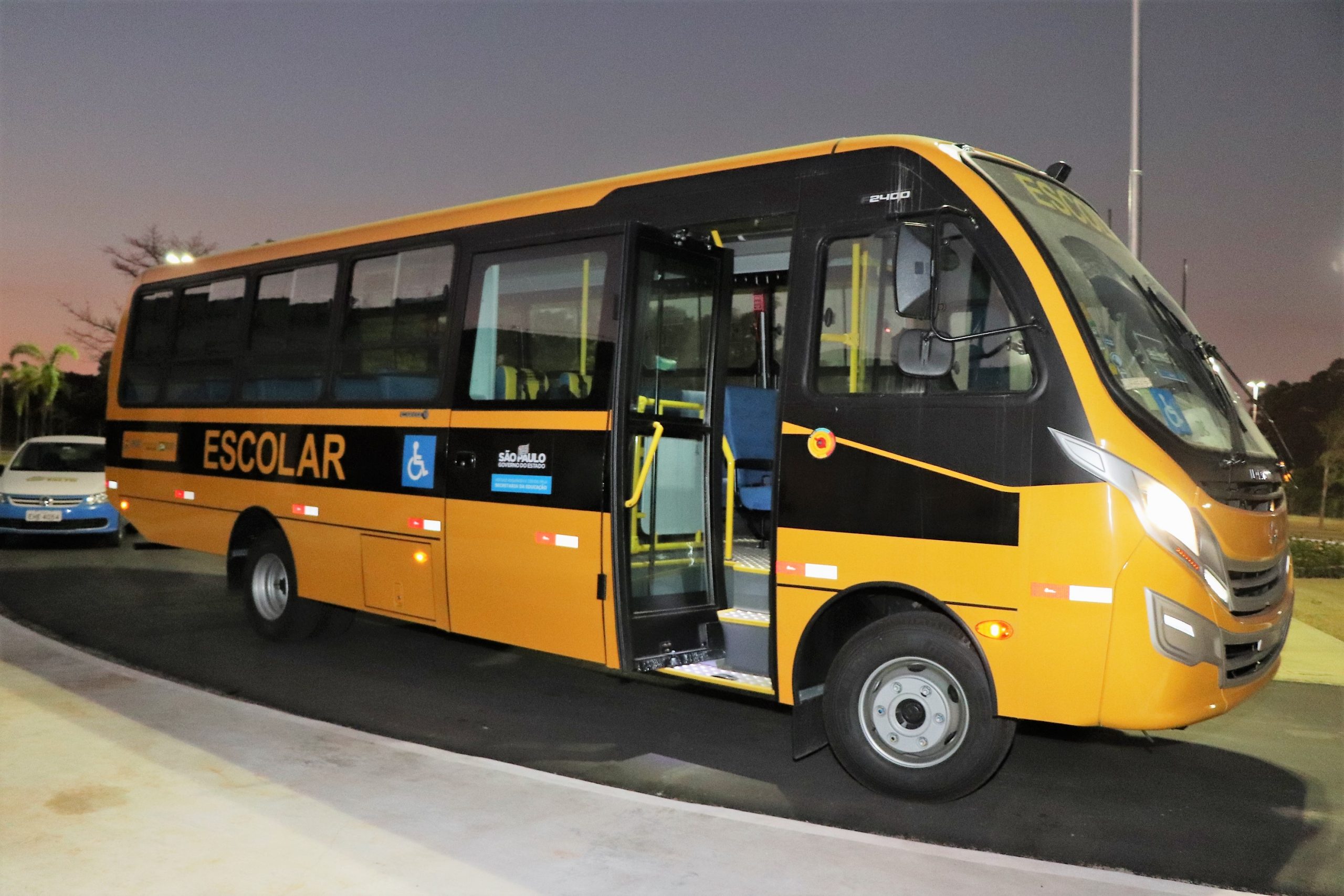 Leia mais sobre o artigo Secretaria da Educação recebe ônibus acessível para transporte de estudantes