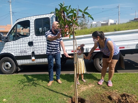 Leia mais sobre o artigo Prefeitura de Salto realiza ações de arborização e entrega de mudas
