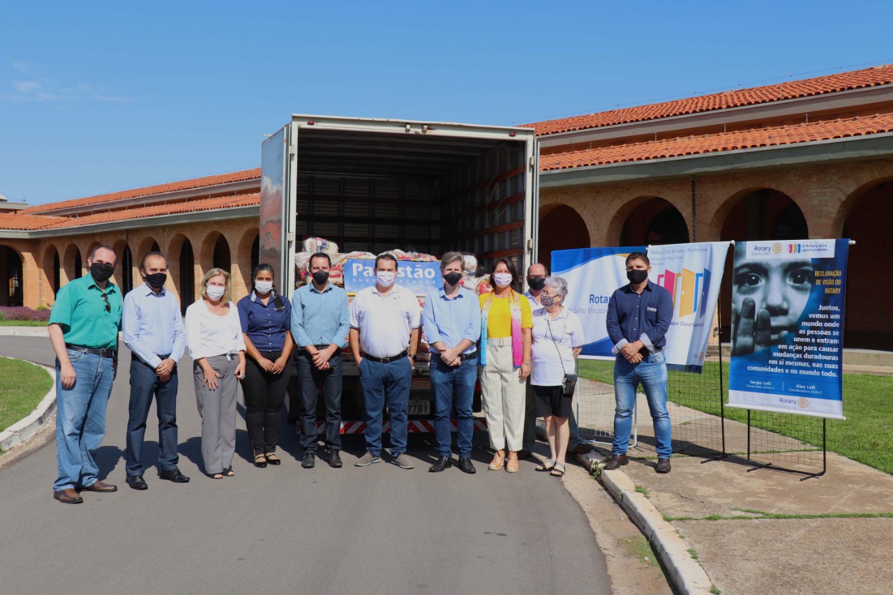 Leia mais sobre o artigo Prefeitura Municipal recebe mais de 200 cestas básicas do Rotary Club de Salto Moutonée