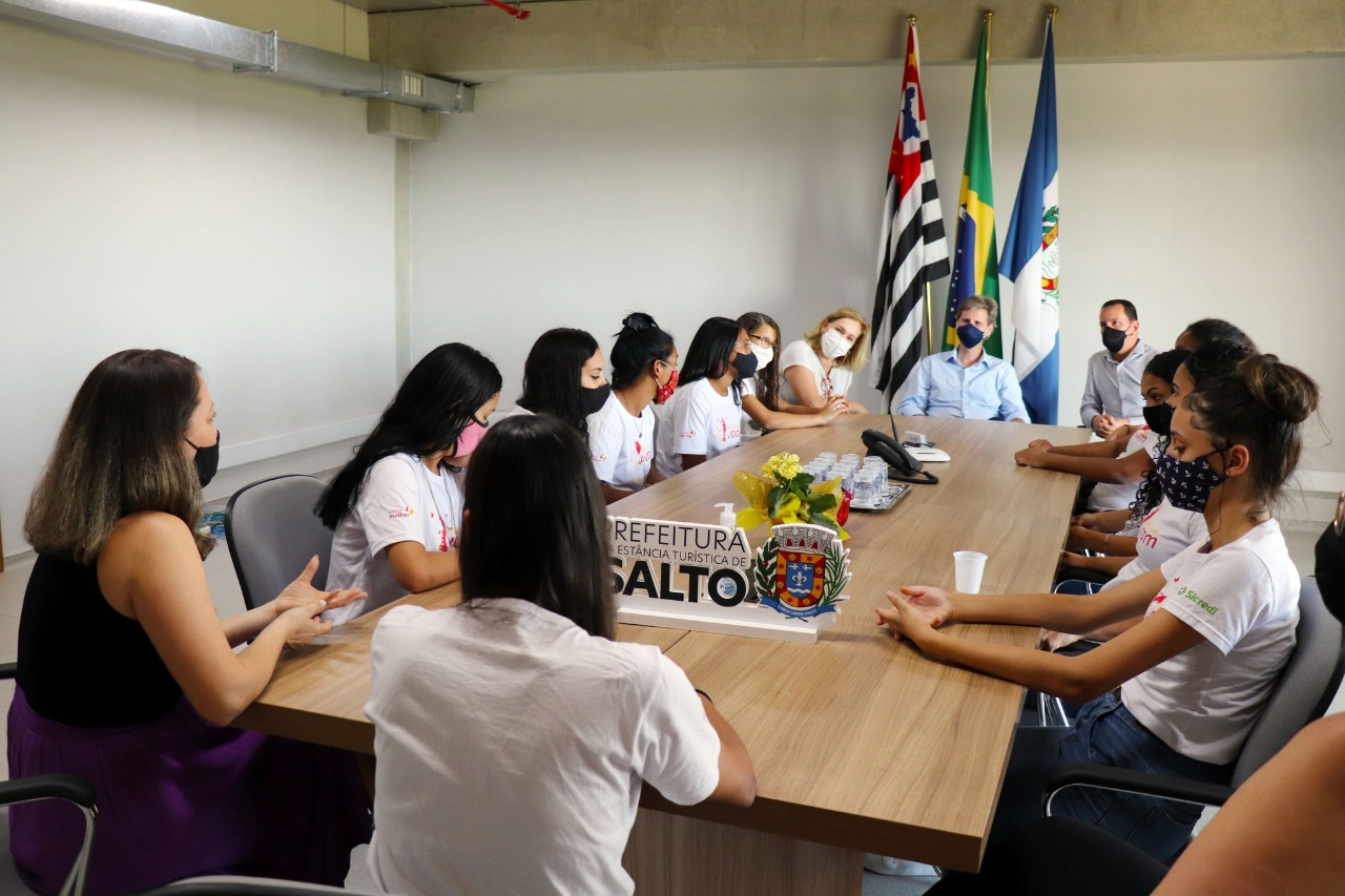 Leia mais sobre o artigo PREFEITO RECEPCIONA INTEGRANTES DO PROJETO MENINAS QUE VOAM”