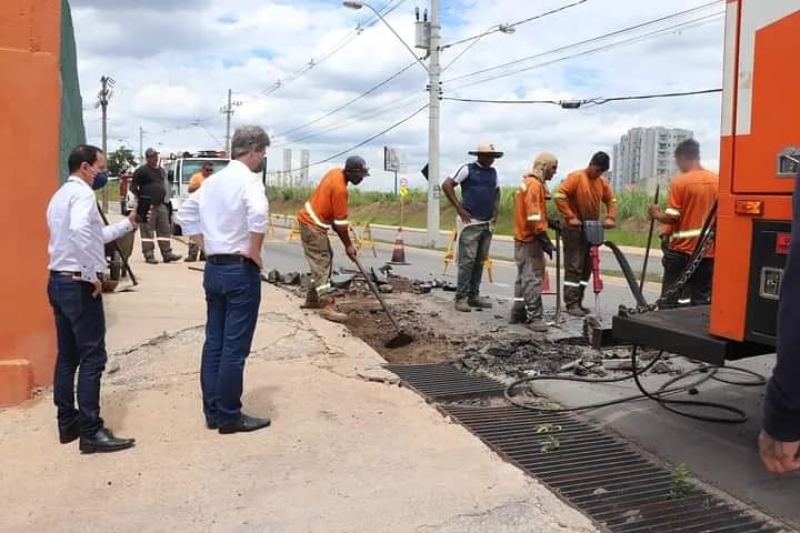 Leia mais sobre o artigo PREFEITO FISCALIZA OBRA NA AVENIDA NAÇÕES UNIDAS