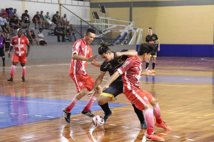 Leia mais sobre o artigo CAMPEONATO MUNICIPAL DE FUTSAL COMEÇA COM MÉDIA SUPERIOR A 3 GOLS POR JOGO