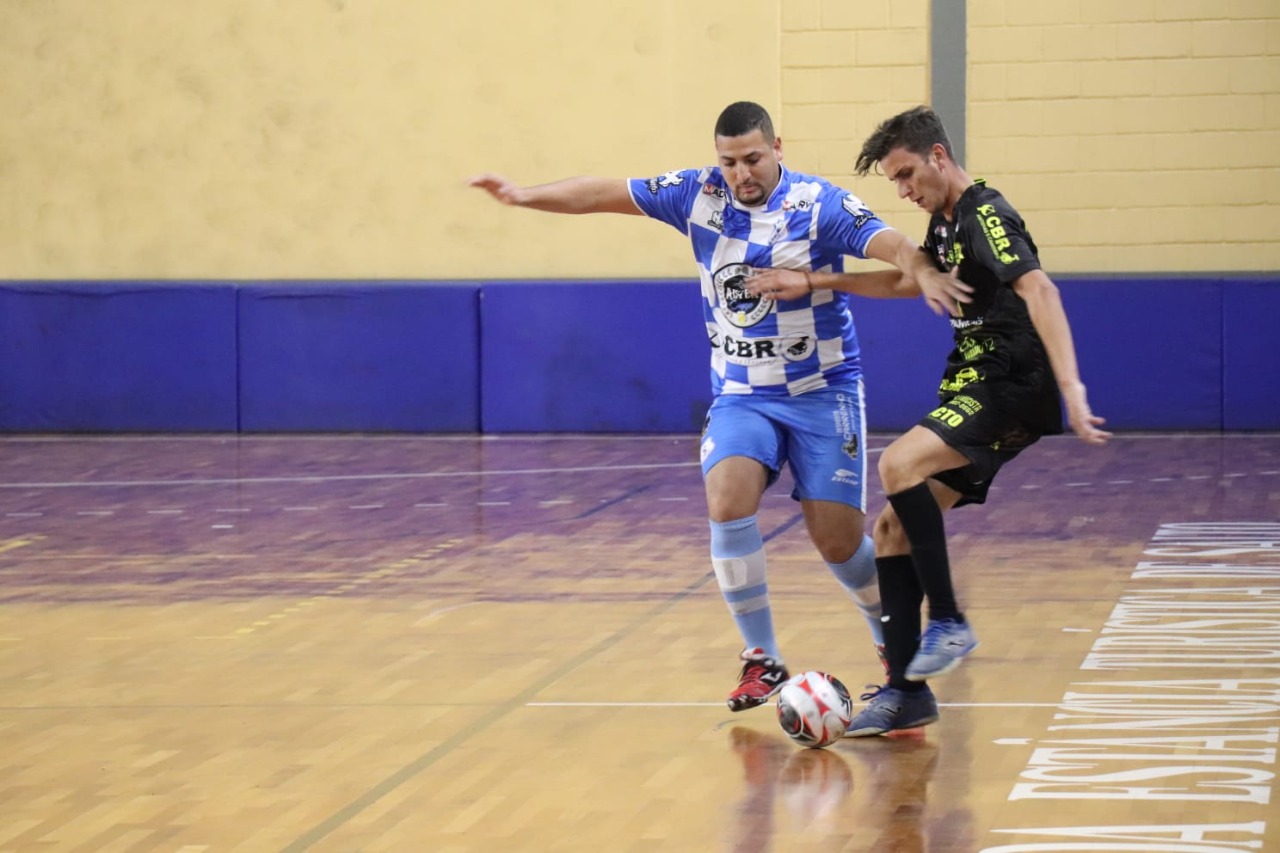 Leia mais sobre o artigo CAMPEONATO MUNICIPAL DE FUTSAL FECHA TERCEIRA SEMANA COM GOLEADA ELÁSTICA