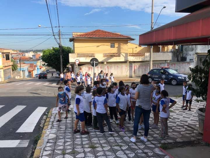 Leia mais sobre o artigo ATIVIDADE PROPORCIONA QUE ALUNOS DO CEMUS I CONHEÇAM O BAIRRO ONDE A ESCOLA ESTÁ INSERIDA