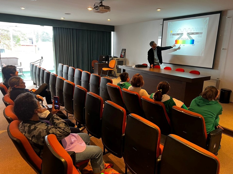 Leia mais sobre o artigo OFICINAS DE SOM E LUZ PREPARAM OS ALUNOS PARA A 32º MOSTRA ESTUDANTIL DE TEATRO