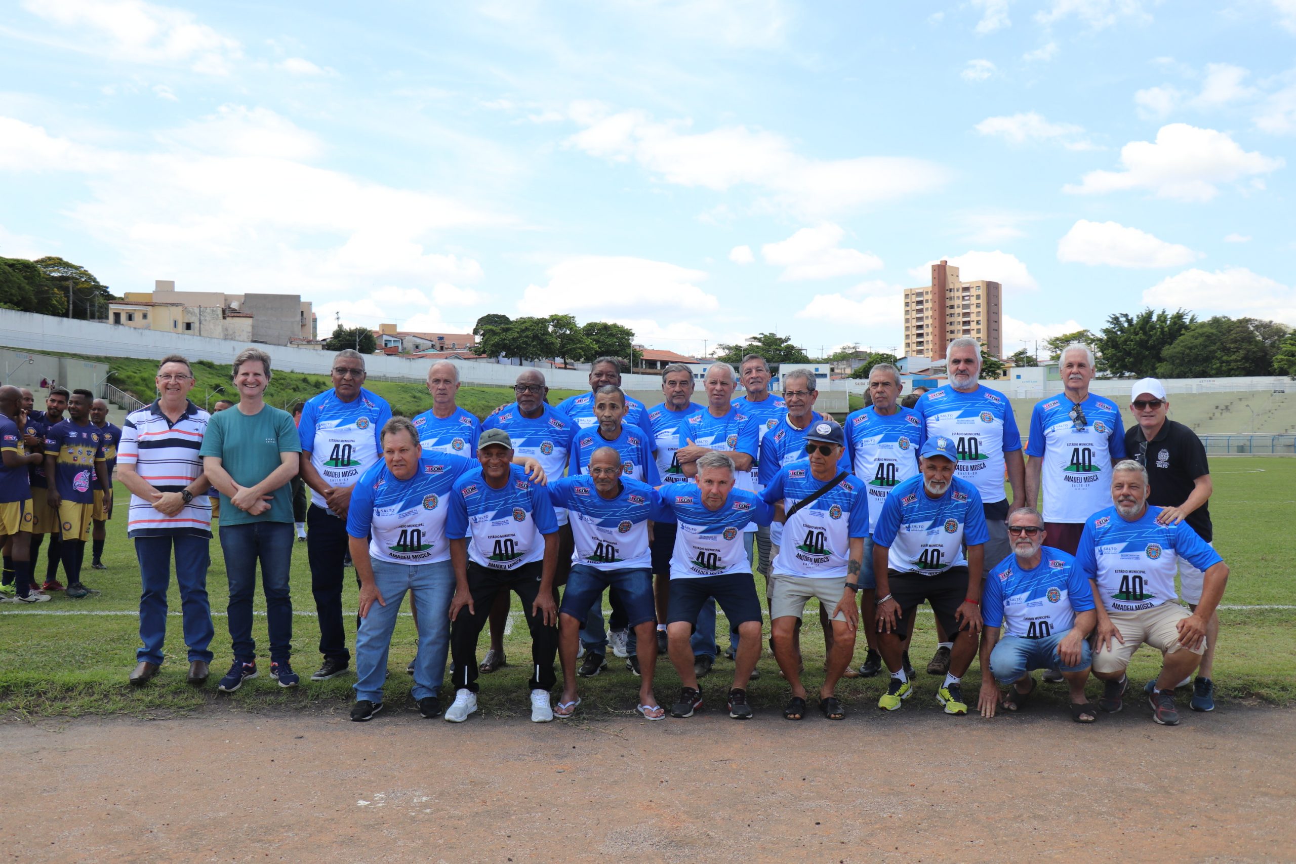 Leia mais sobre o artigo DURANTE EVENTO FESTIVO NO ESTÁDIO MUNICIPAL, PREFEITO ANUNCIA COBERTURA DE PARTE DAS ARQUIBANCADAS