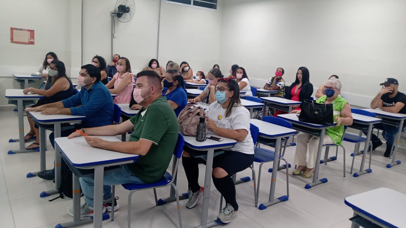 Leia mais sobre o artigo ALUNOS DA EJA COMEMORAM CONCLUSÃO DO CURSO DE INFORMÁTICA