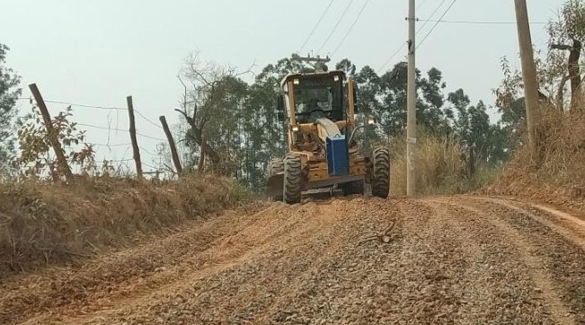 Leia mais sobre o artigo PREFEITURA DE SALTO INICIA AÇÃO DE ADEQUAÇÃO DE ESTRADAS RURAIS