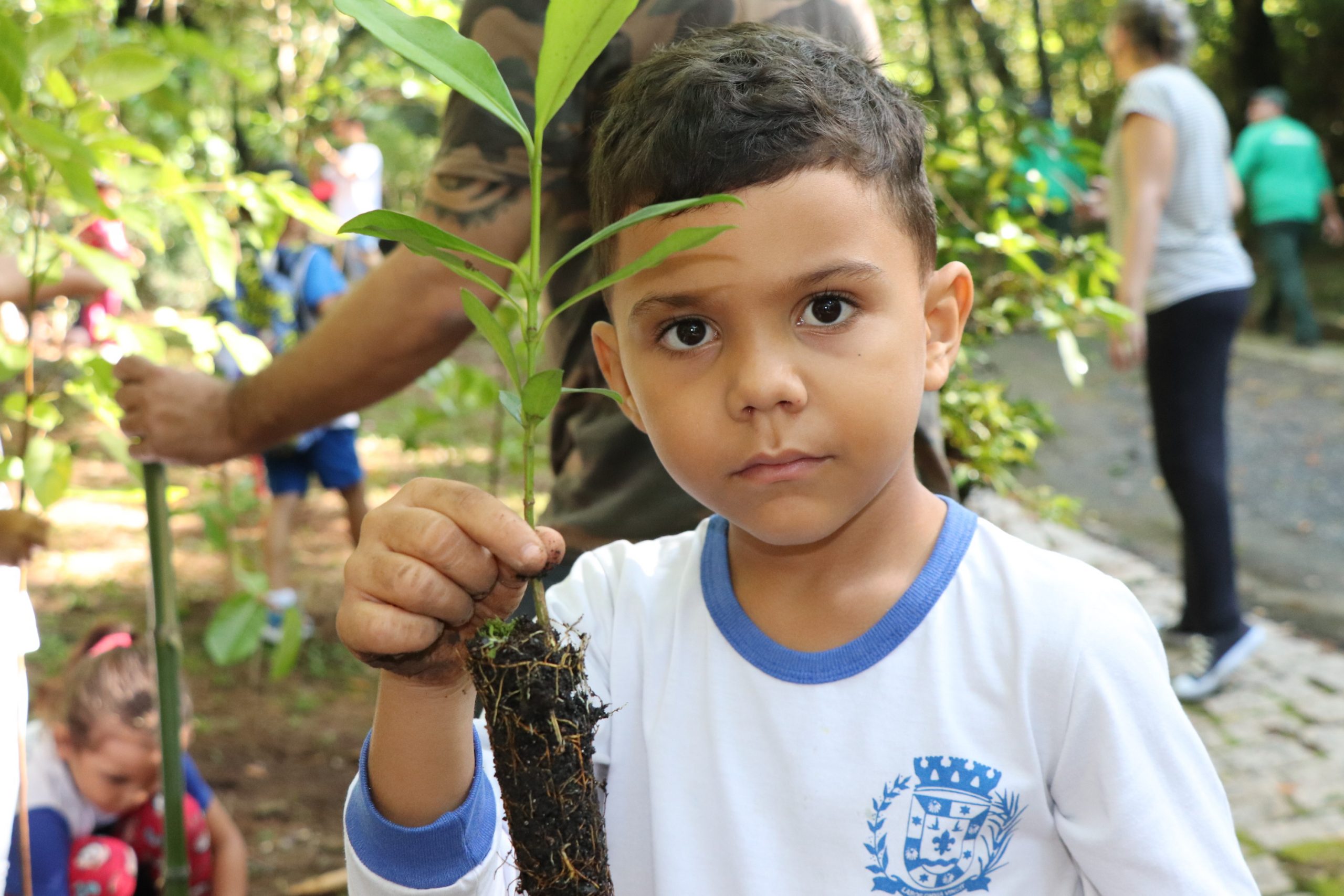 Leia mais sobre o artigo Parque de Lavras recebe plantio em ação do Programa Município VerdeAzul (PMVA)