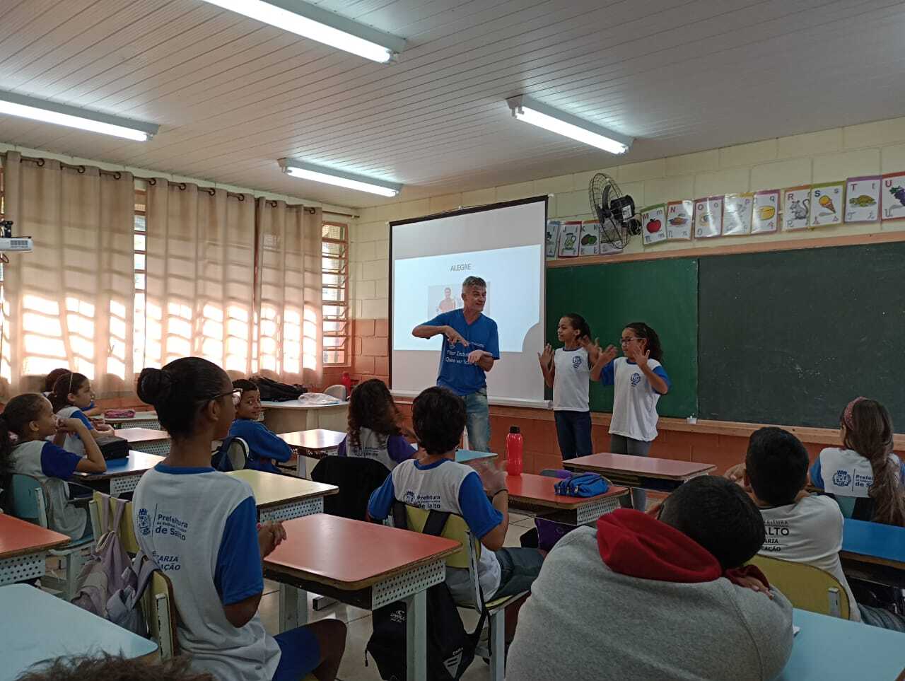 Leia mais sobre o artigo Dia Nacional da Língua de Sinais é destaque na Rede Municipal de Ensino