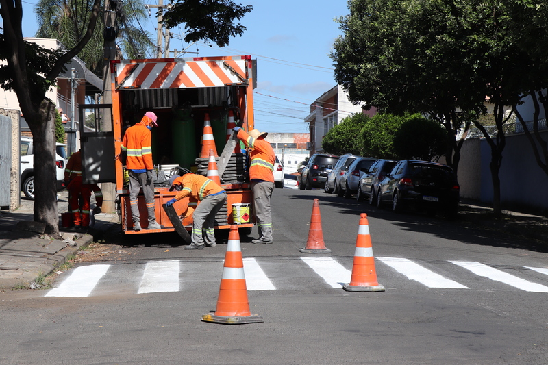 Leia mais sobre o artigo Prefeitura realiza manutenção viária para reforçar sinalização em diversos pontos da cidade