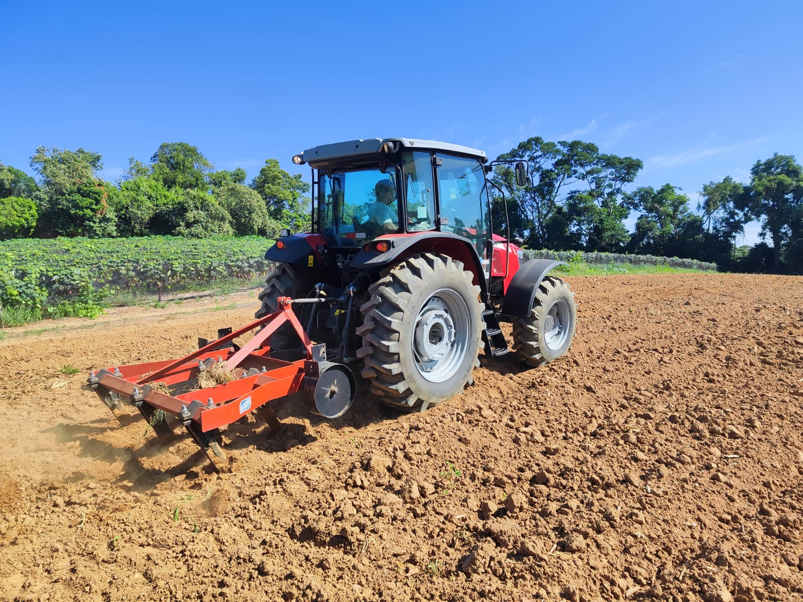 Leia mais sobre o artigo Salto Agro ajuda agricultores com orientações e empréstimo de máquinas