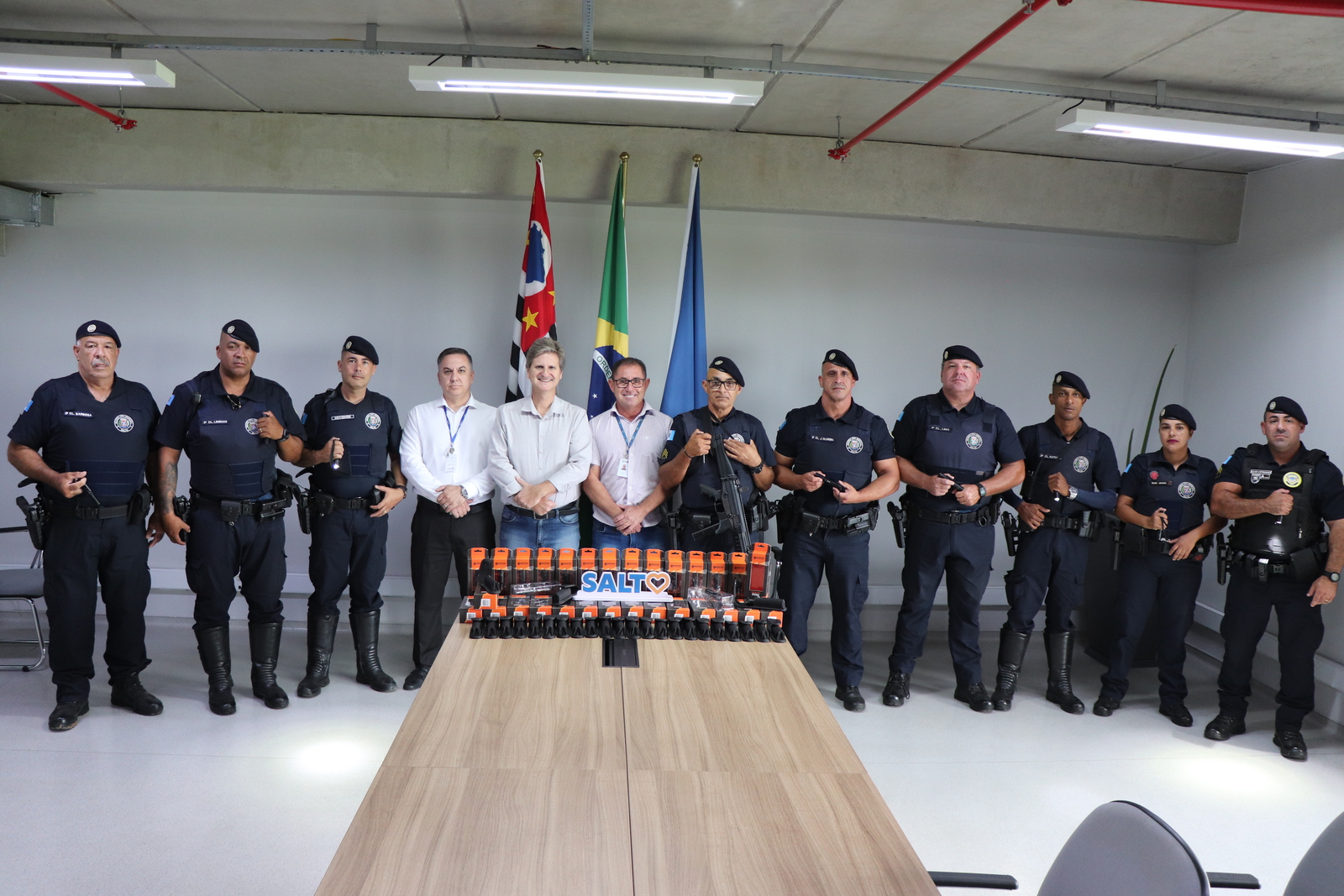 Leia mais sobre o artigo Prefeitura entrega novas lanternas táticas para a Guarda Civil Municipal
