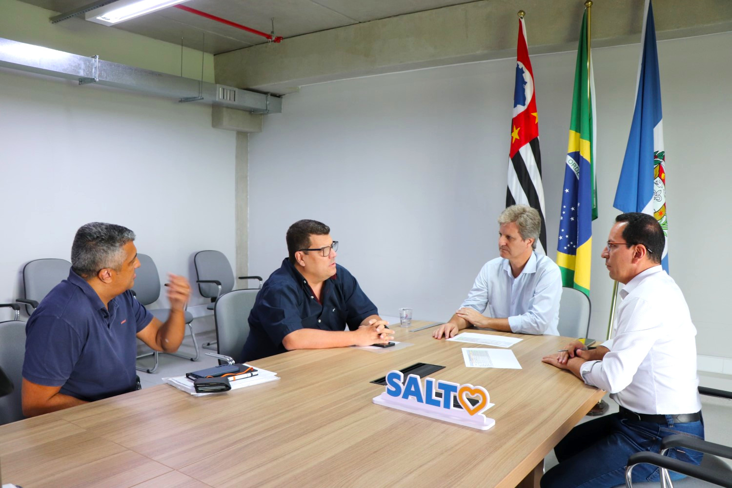 Leia mais sobre o artigo Prefeito e vice-prefeito se reúnem com diretores da Eucatex em Salto
