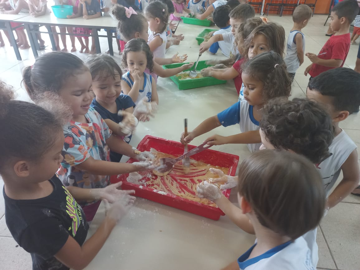 Leia mais sobre o artigo Crianças do Maternal CEMUS XIII preparam Bolo de Cenoura