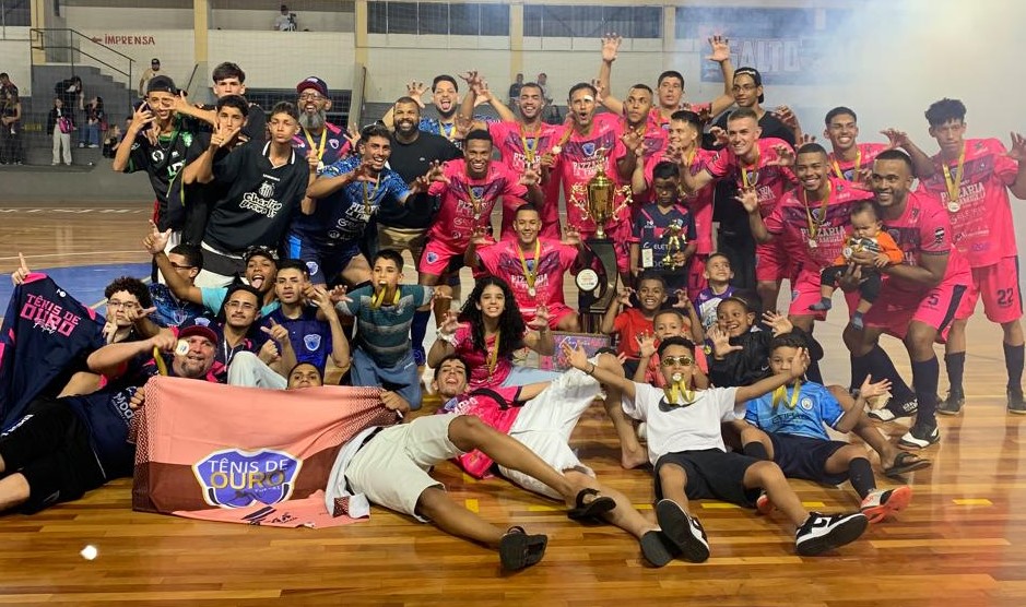 Leia mais sobre o artigo Casa cheia, emoção e doação de 650 kg de alimentos fecham o Municipal de Futsal