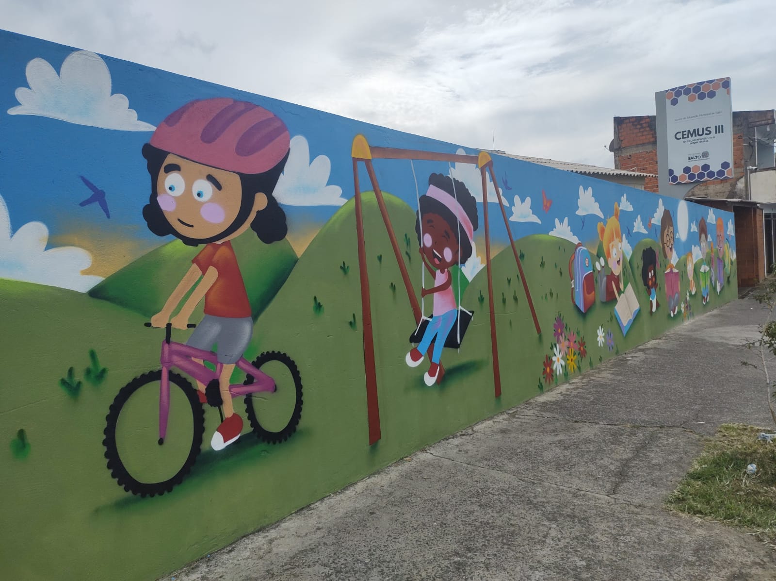 Leia mais sobre o artigo Muro da Creche do Marília recebe pintura artística